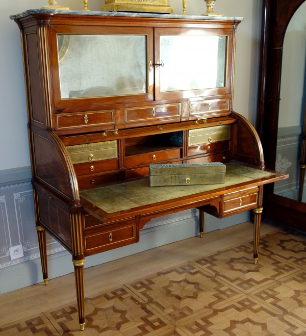 Détail — Bureau cylindre bibliothèque d'époque Louis XVI en acajou à cartonniers, vernis au tampon