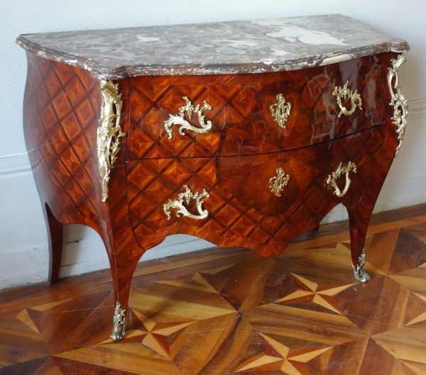 Détail — Commode Louis XV en marqueterie de bois de violette