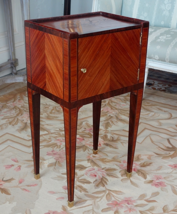 Détail — Table de salon ou chevet d'époque Louis XVI en marqueterie de bois de rose