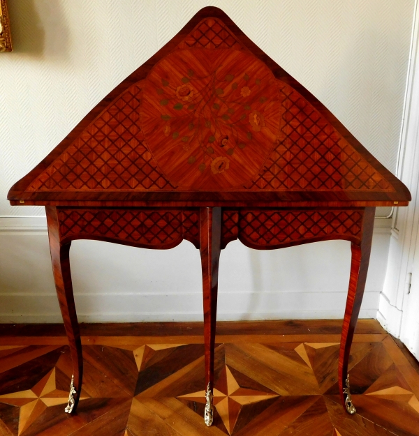 Détail — Table à jeu encoignure d'époque Louis XV en marqueterie