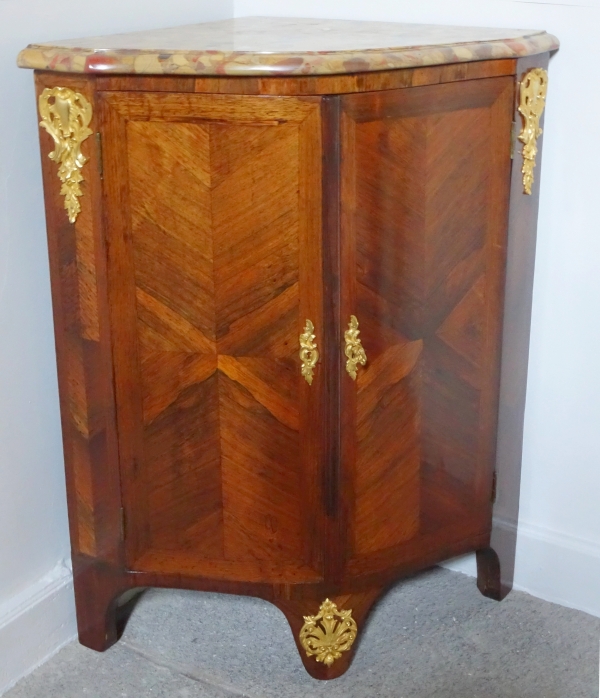 Détail — Encoignure d'époque Louis XV en bois de violette, marbre Brèche d'Alep et bronze doré