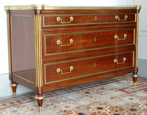 Détail — Commode d'officier Louis XVI Directoire en acajou moucheté dans le goût de Molitor fin XVIIIe siècle