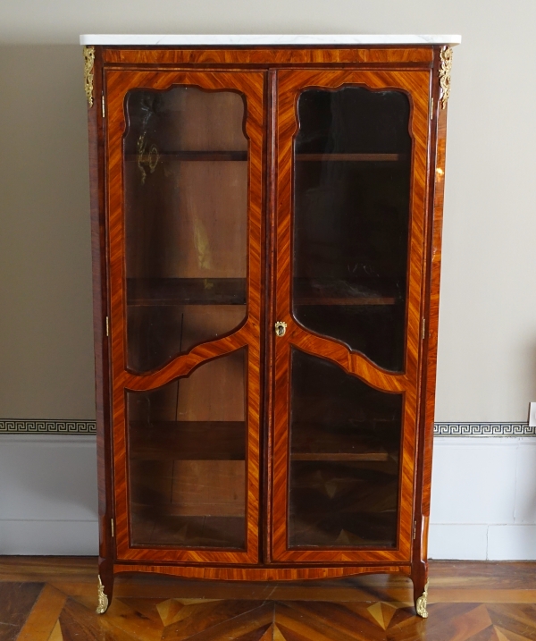 Détail — Vitrine bibliothèque d'époque Louis XV en marqueterie