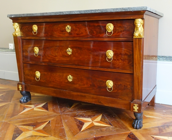 Détail — Commode d'époque Consulat en acajou bronze doré au mercure serrure trèfle & marbre bleu Turquin