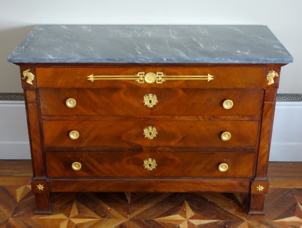 Détail — Jacques Muller - Commode Empire d'officier en acajou et bronze doré aux attributs de la Guerre - estampillée