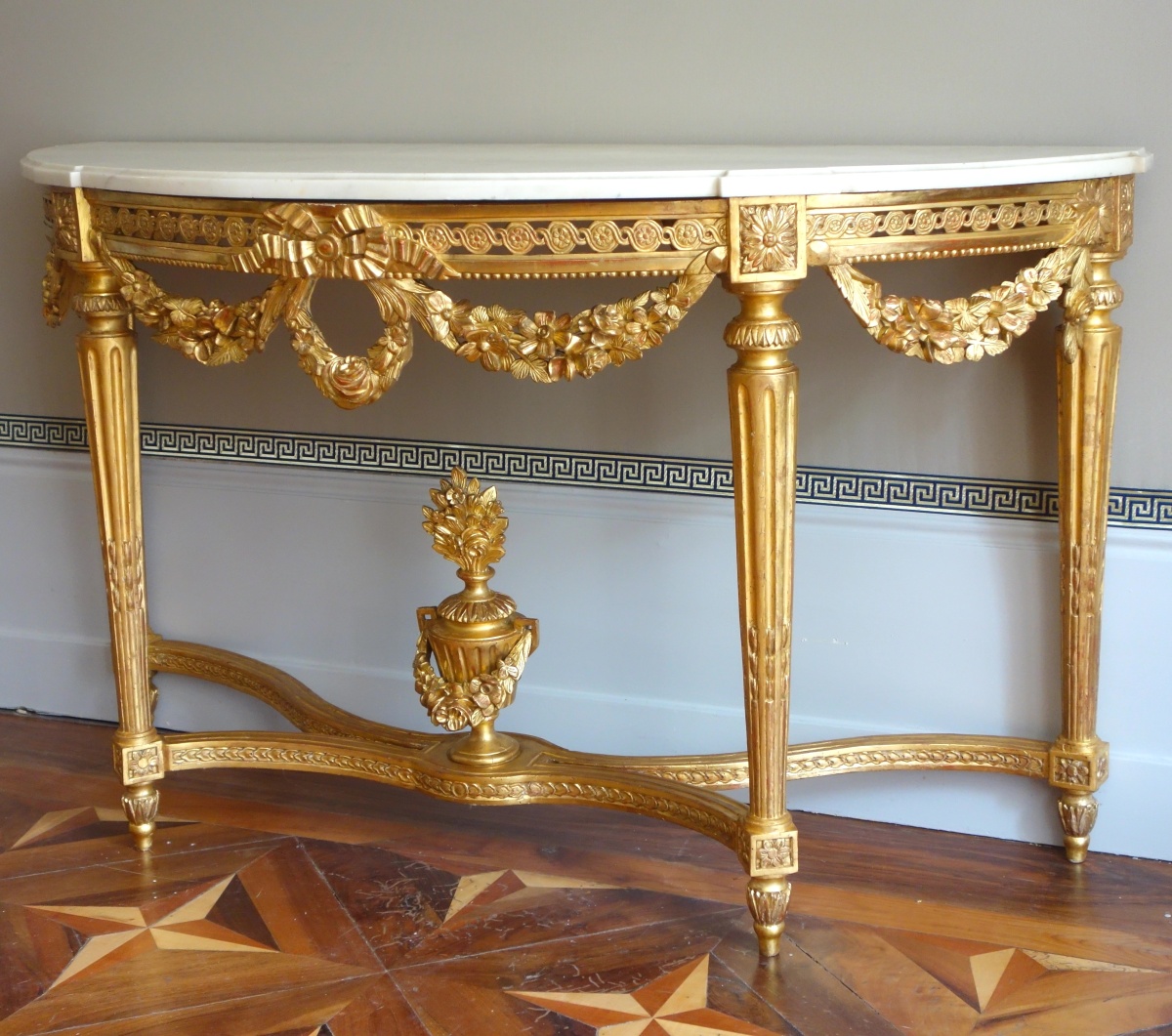 Détail — Importante console demi-lune d'époque Louis XVI en bois sculpté et doré - 145cm