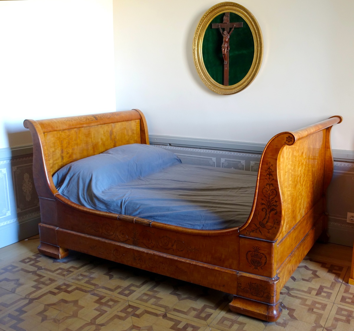 Détail — Charles X lemon tree bed, amaranth marquetry, early 19th century - with bedding