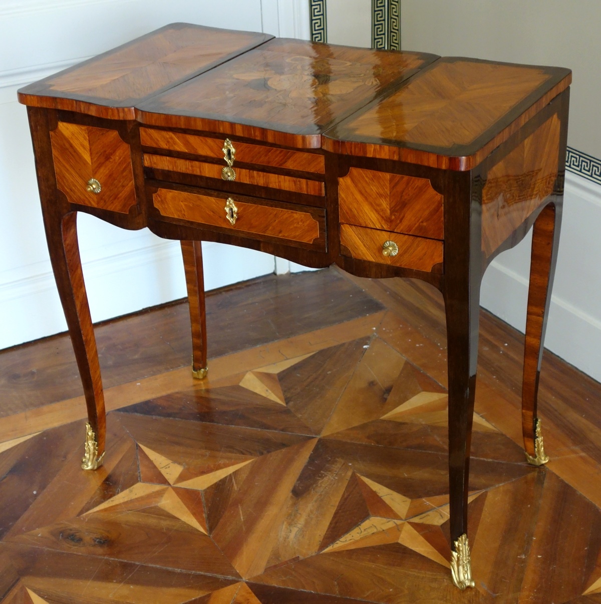 Détail — Table coiffeuse d'époque Louis XV Transition en marqueterie, travail Parisien du XVIIIe