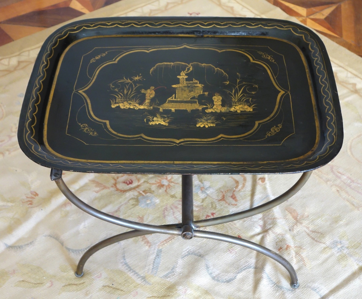 Détail — Grand plateau Napoléon III en tôle laquée monté table basse Madeleine Castaing