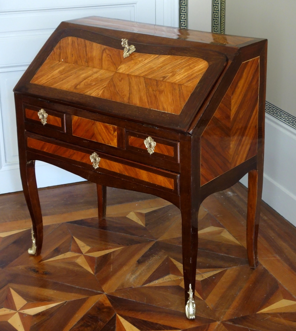 Détail — Bureau de pente pour enfant d'époque Louis XV en marqueterie - vers 1760