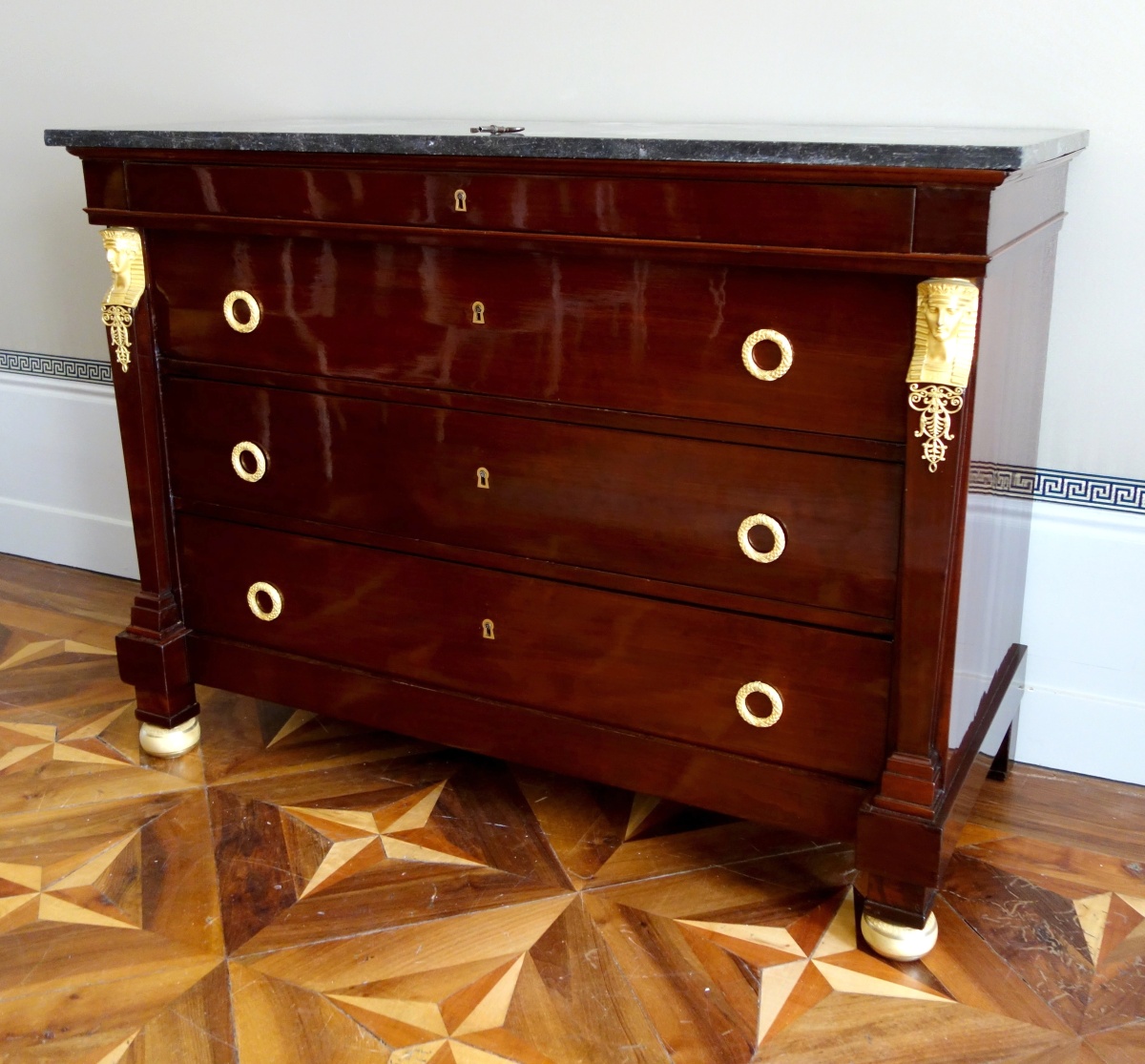 Détail — Marcion - commode Retour d'Egypte d'époque Empire en acajou et bronze doré vers 1808