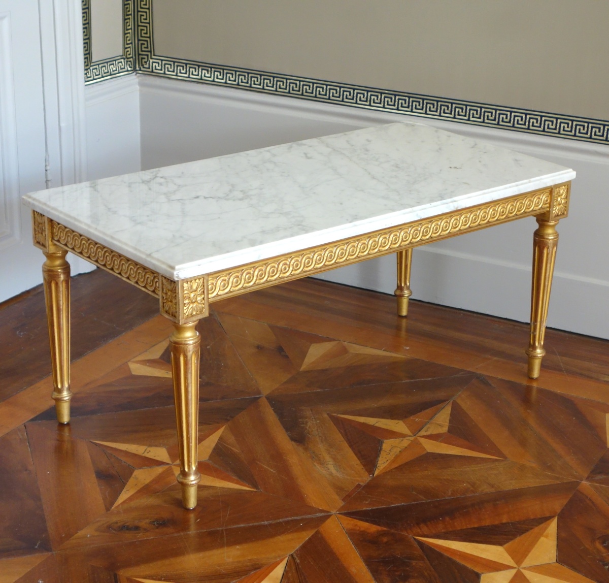 Détail — Table basse de style Louis XVI en bois doré à la feuille d'or et marbre blanc