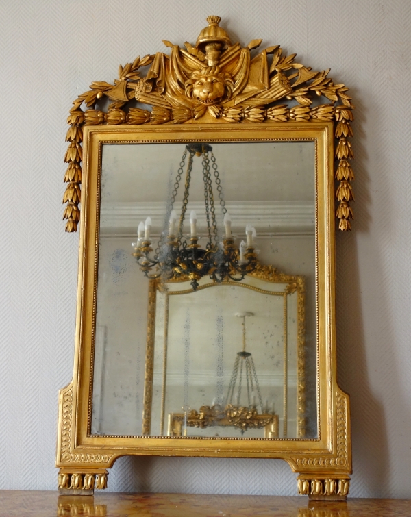 Détail — Grand miroir aux attributs d'Hercule - bois sculpté et doré - époque Louis XVI