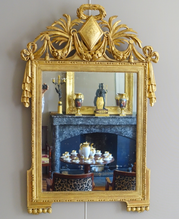 Détail — Grand miroir d'époque Louis XVI en bois sculpté et doré - XVIIIe siècle