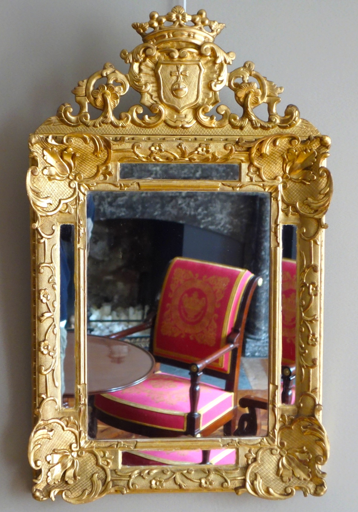 Détail — Miroir à pare-closes Régence en bois doré, armoiries et couronne de Marquis - XIXe siècle