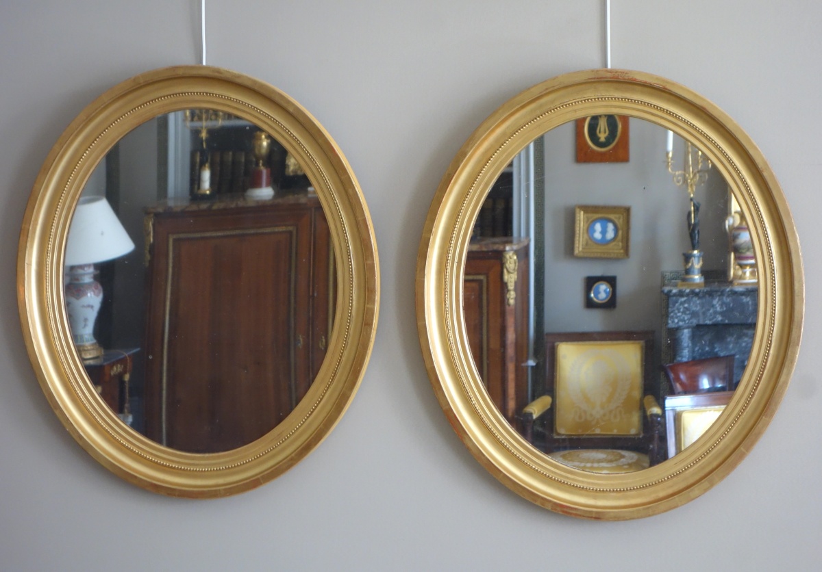 Détail — Paire de grands miroirs ovales en bois doré, glace au mercure - style Louis XVI