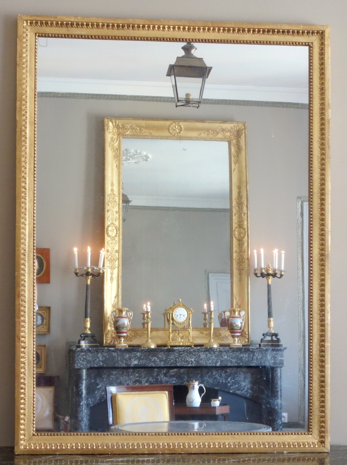 Détail — Grand miroir de cheminée Louis XVI doré à la feuille d'or, glace au mercure - 145cm x 107cm