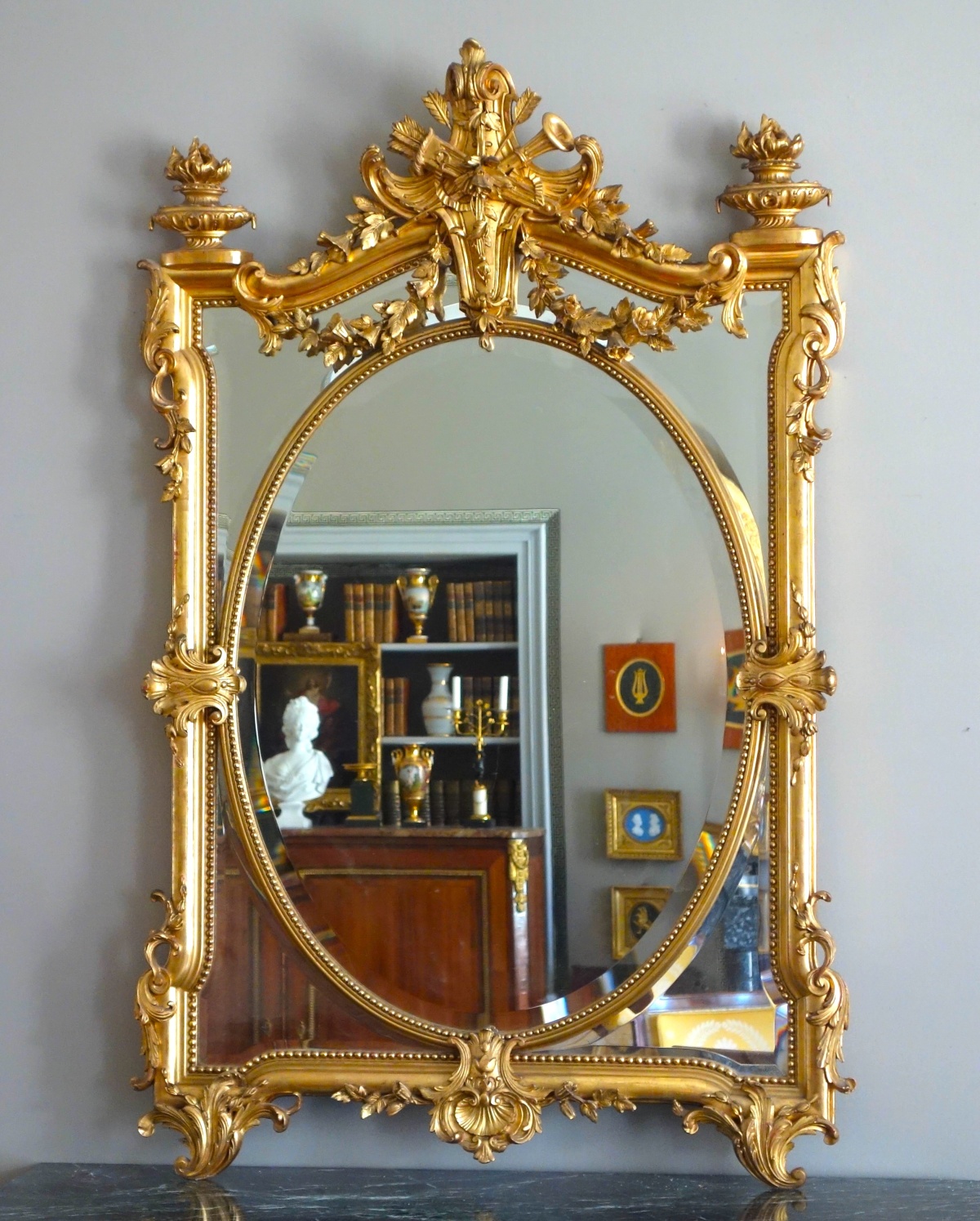 Détail — Miroir à parecloses, bois doré à la feuille d'or, époque Napoléon III