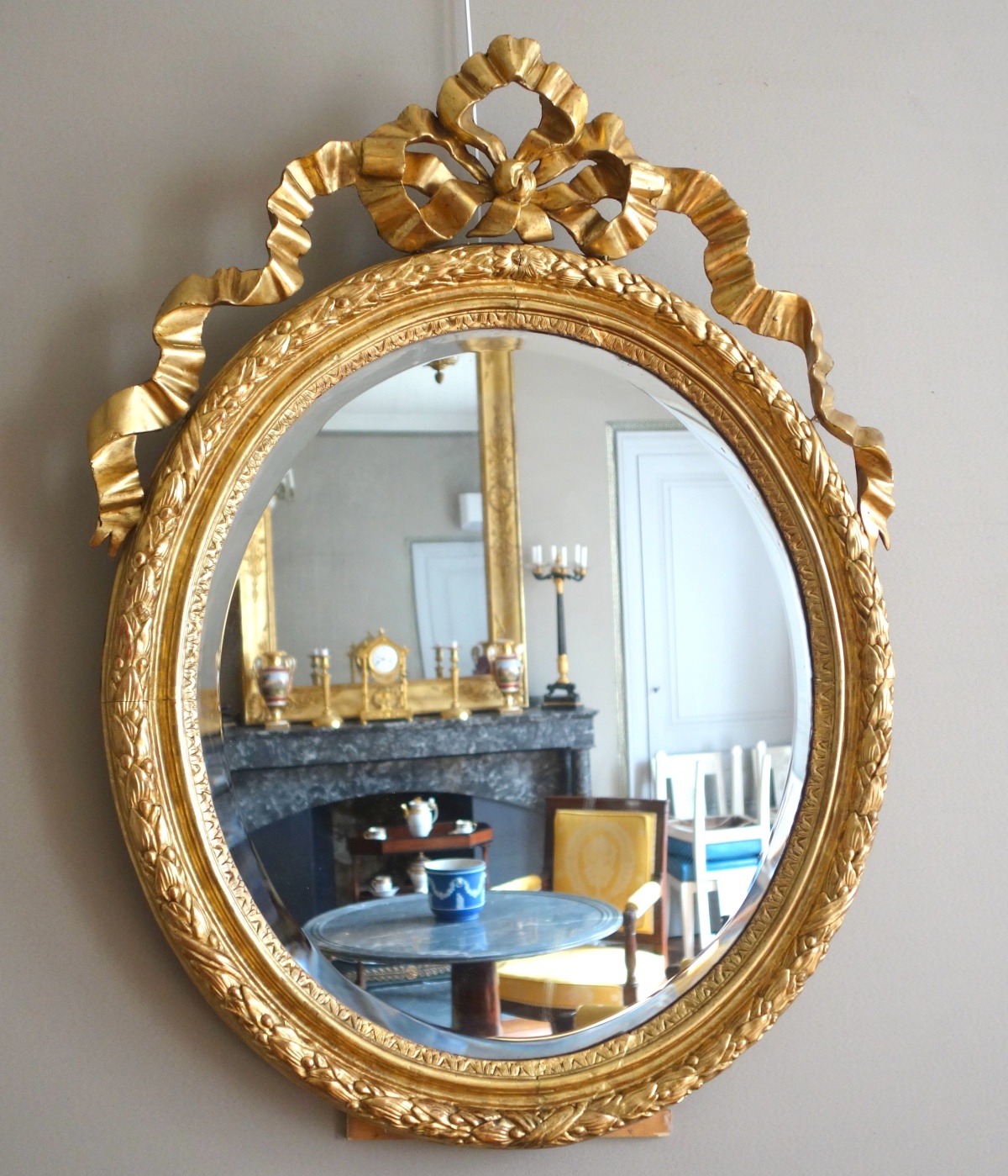 Détail — Miroir glace en bois doré de forme ovale d'époque Louis XVI
