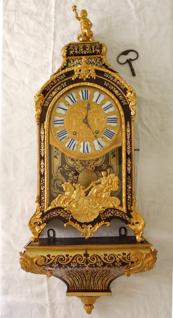 Détail — Pendule cartel et sa console d'époque Louis XIV par Jean Varin en marqueterie Boulle