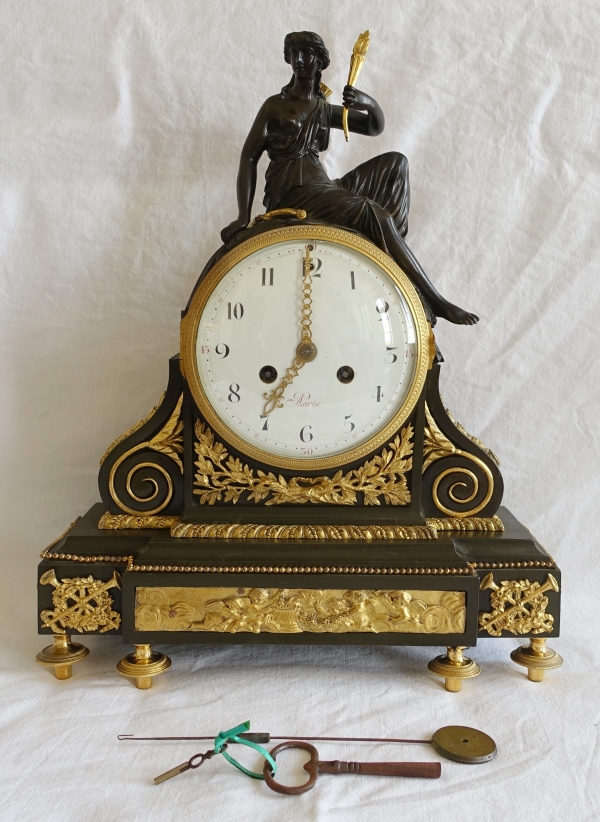 Détail — Pendule en bronze patiné et doré d'époque Louis XVI - allégorie de l'amour, fin XVIIIe siècle