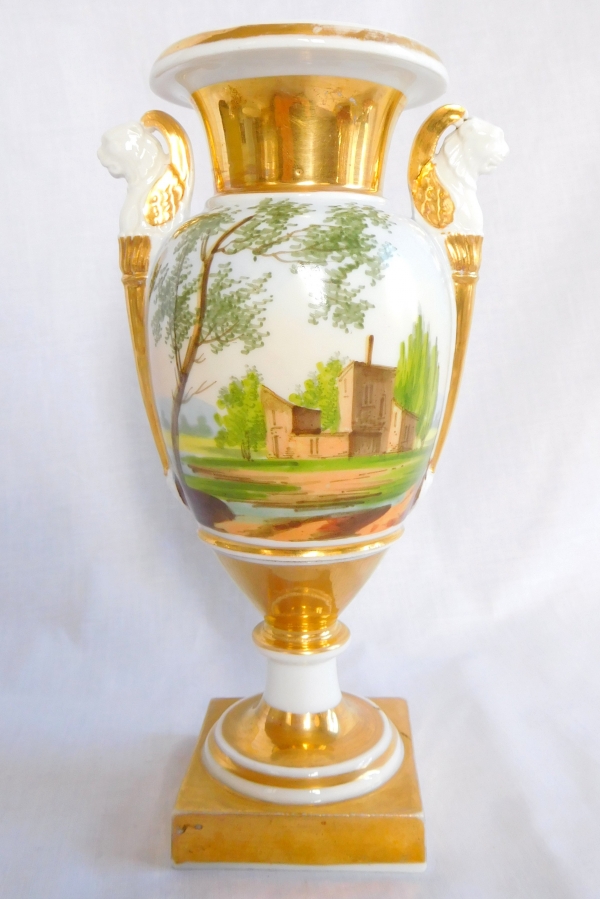 Détail — Vase Empire en porcelaine de Paris à anses en bustes de lions ailés - paysages italiens