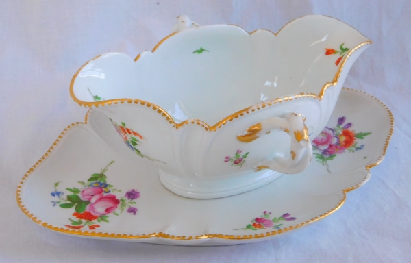 Détail — Saucière en porcelaine à décor floral polychrome, Manufacture du Duc d'Angoulême - époque XVIIIe siècle