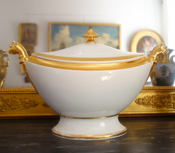 Détail — Soupière d'époque Empire en porcelaine de Paris aux têtes de lionnes