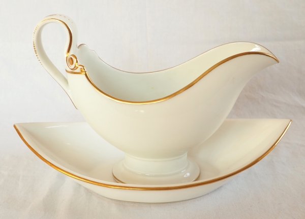 Détail — Nast : saucière d’époque Empire en porcelaine de Paris blanche et or