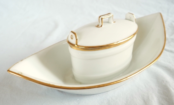 Détail — Nast : beurrier d’époque Empire en porcelaine de Paris blanche et or