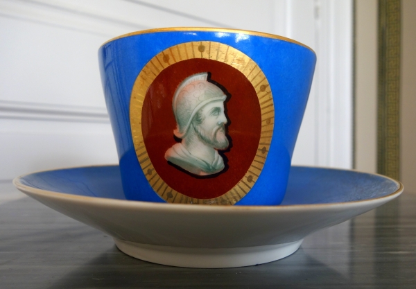 Détail — Grande tasse à petit déjeuner / chocolat chaud en porcelaine de Paris dorée, milieu XIXe siècle