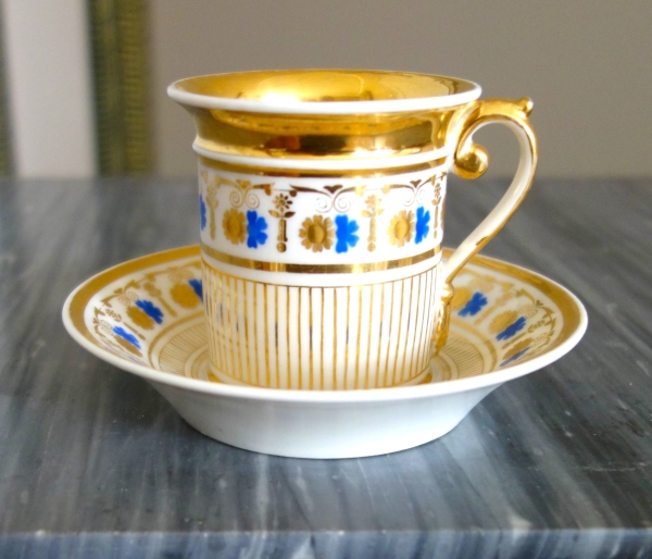 Détail — Tasse litron Empire en porcelaine de Paris bleu et or d'époque Restauration