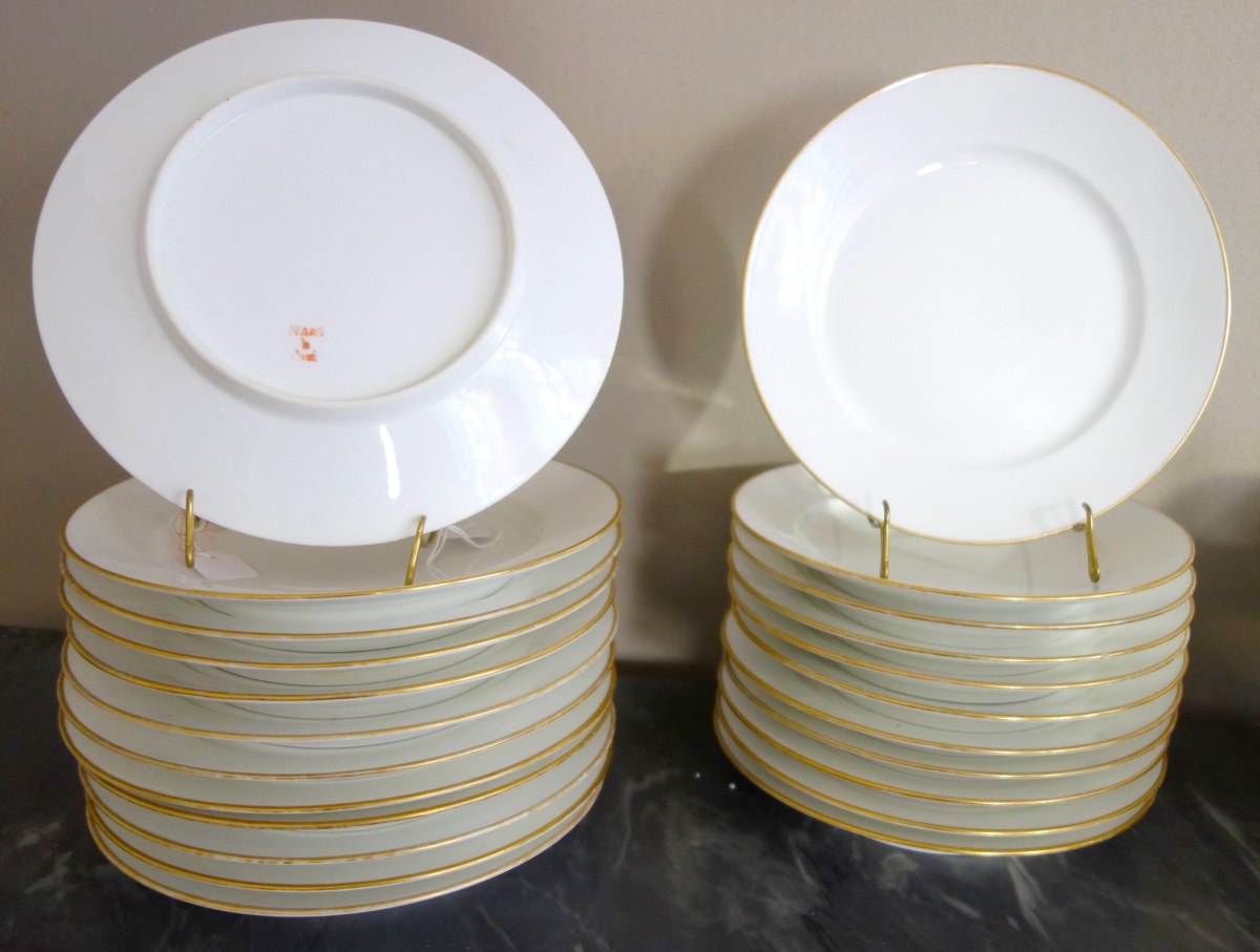 Détail — Nast : 12 assiettes de table & 12 à dessert - porcelaine à filet or - époque Empire - signées