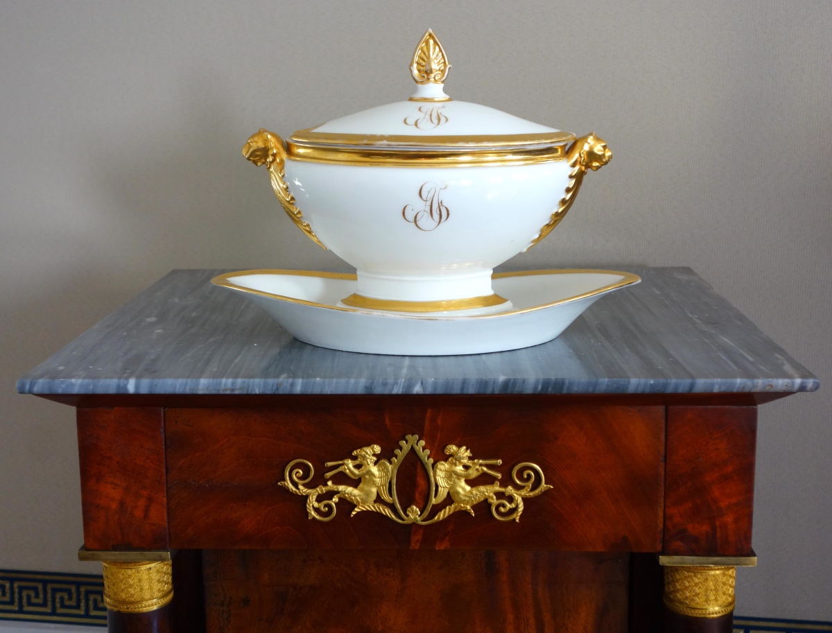 Détail — Manufacture Nast : saucière aux têtes de lionnes d'époque Empire - porcelaine de Paris dorée or fin