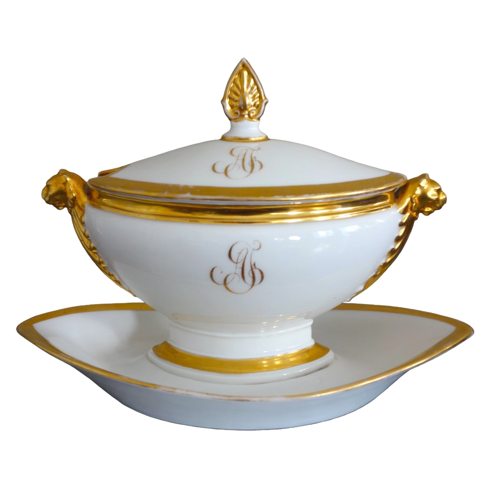 Manufacture Nast : saucière aux têtes de lionnes d'époque Empire - porcelaine de Paris dorée or fin