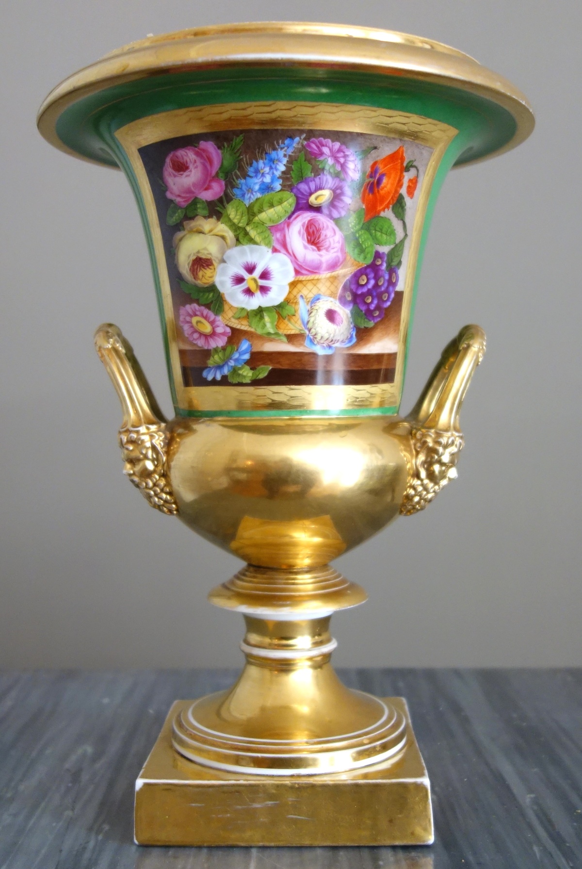 Détail — Grand vase Medicis en porcelaine de Paris - style Empire d'époque Restauration - 29cm