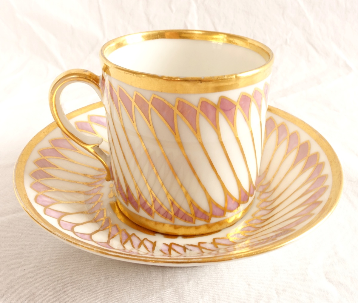 Détail — Dagoty : tasse à café de forme litron Egyptienne en porcelaine de Paris, époque Empire - signée