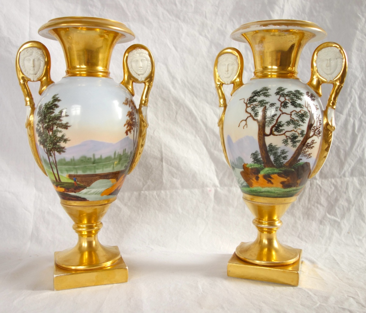 Détail — Paire de vases Empire en porcelaine de Paris et poignées en biscuit - paysages tournants
