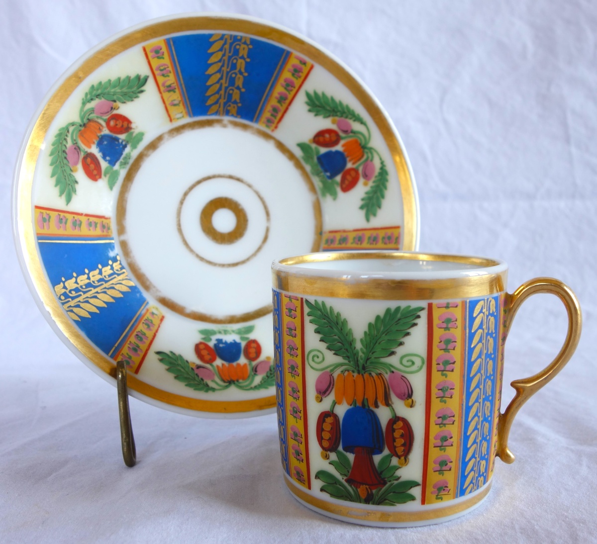 Détail — Tasse à café litron en biscuit polychrome et doré, porcelaine de Paris vers 1820