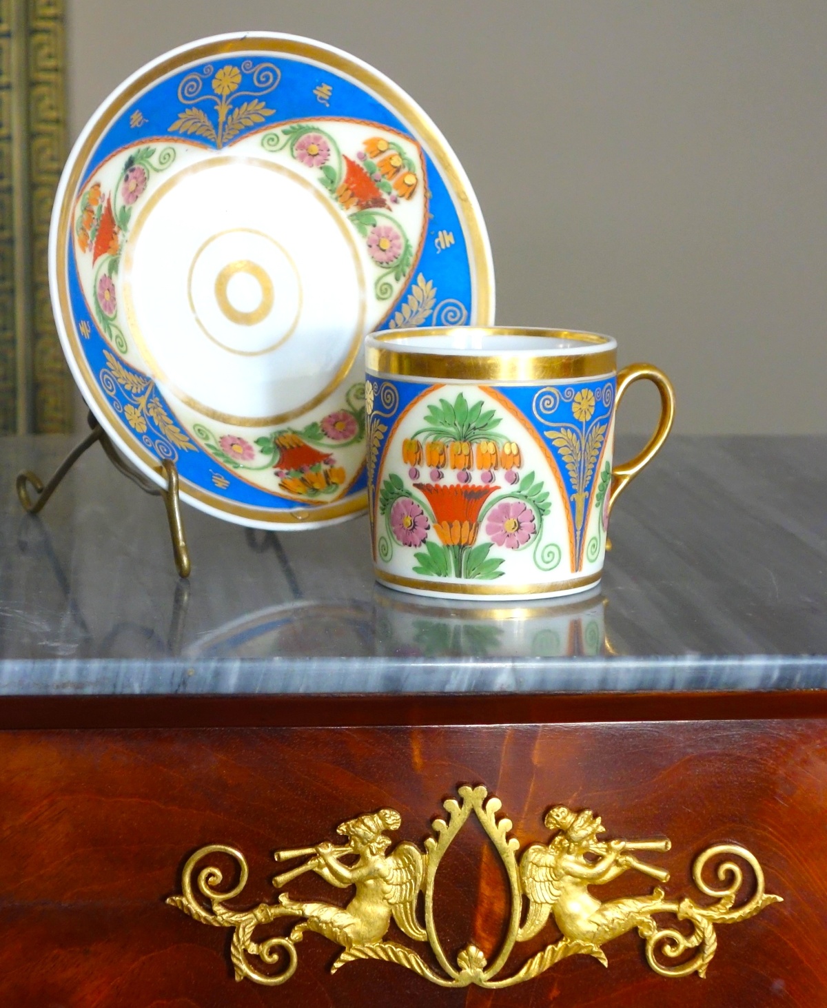 Détail — Tasse à café litron en biscuit polychrome et doré, porcelaine de Paris vers 1820