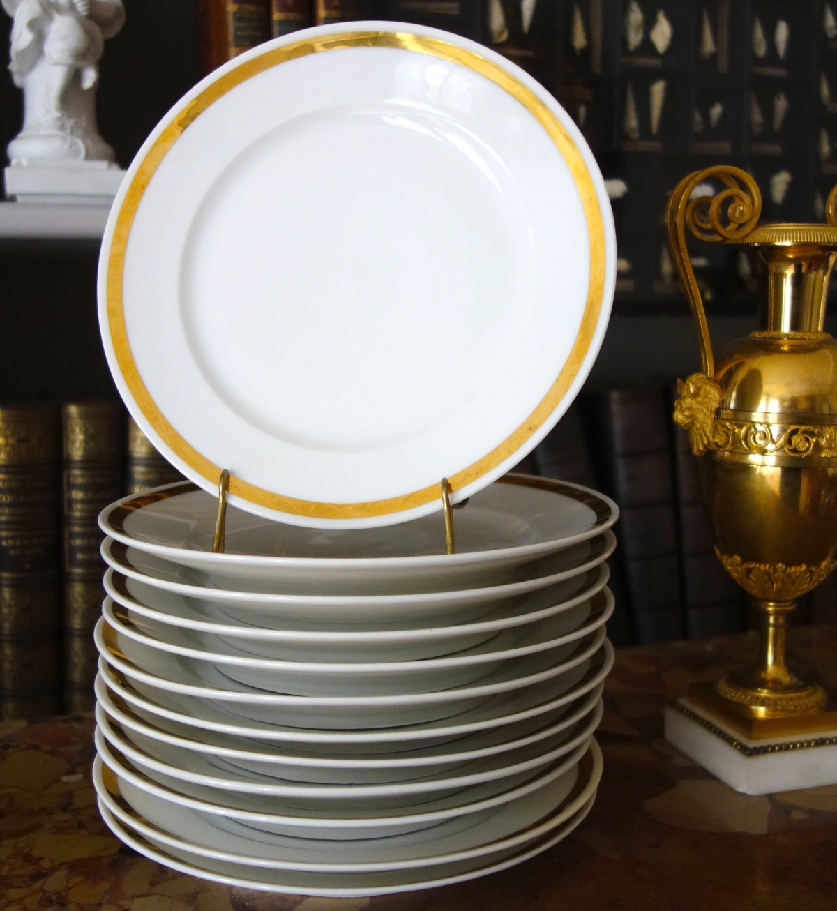 Détail — Série de 12 assiettes à dessert en porcelaine de Paris à large filet or, début XIXe siècle