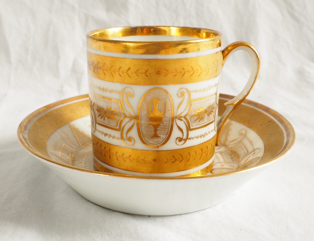 Détail — Tasse litron d'époque Directoire en porcelaine de Paris blanche et or - fin XVIIIe siècle
