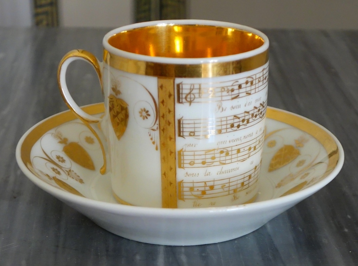 Detail — Empire porcelain coffee cup decorated with a score - early 19th century