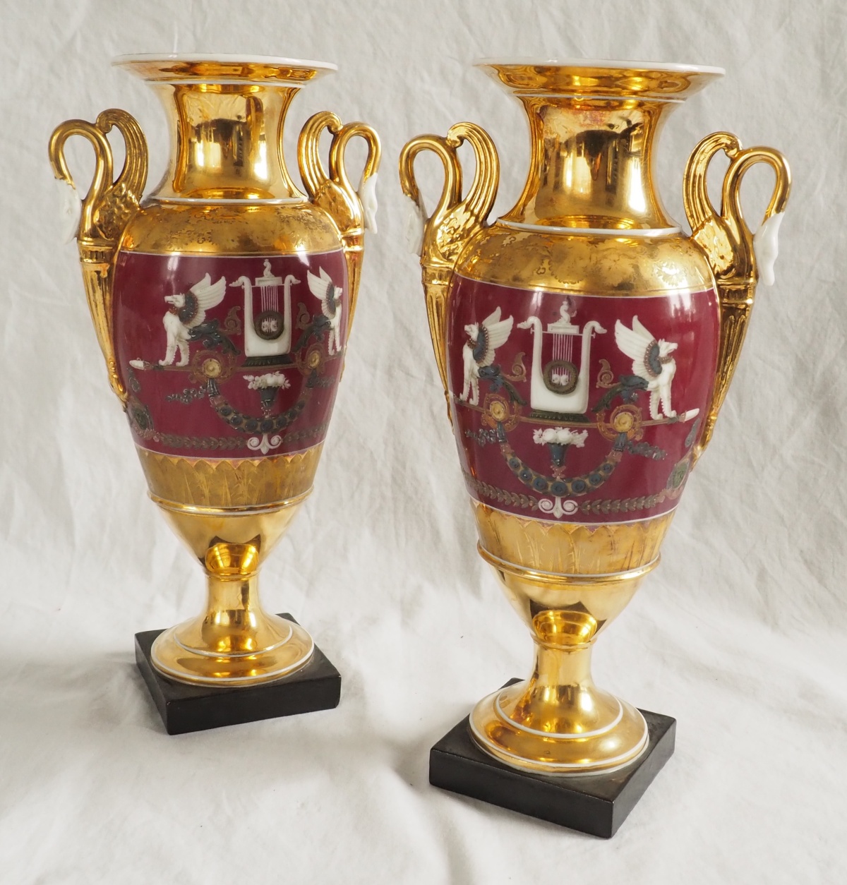Détail — Paire de vases Empire en porcelaine de Paris polychrome et or : enfant voleur d'oeufs