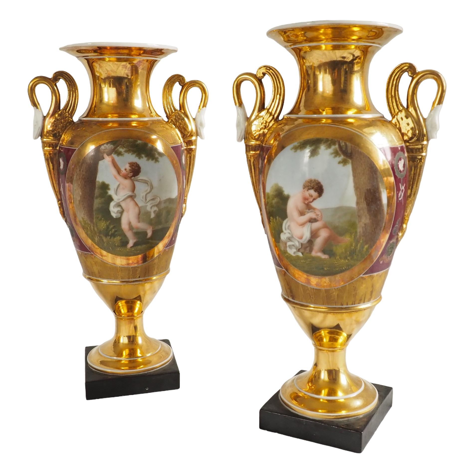 Paire de vases Empire en porcelaine de Paris polychrome et or : enfant voleur d'oeufs