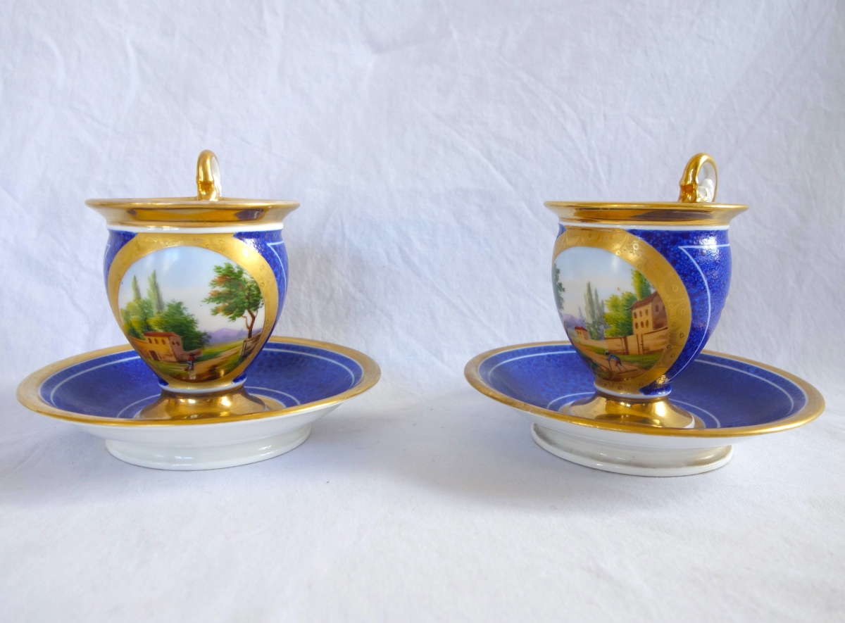 Détail — Paire de tasses Empire à décor bleu et or en porcelaine de Paris, époque Restauration