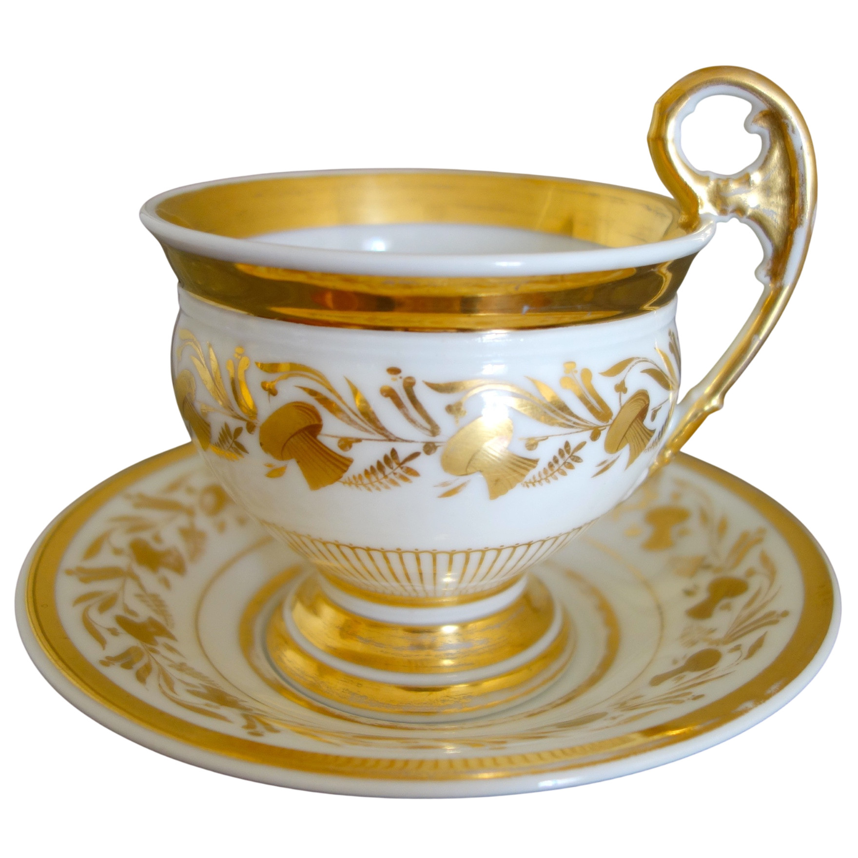 Grande tasse à petit-déjeuner / à chocolat en porcelaine de Paris dorée, époque Empire