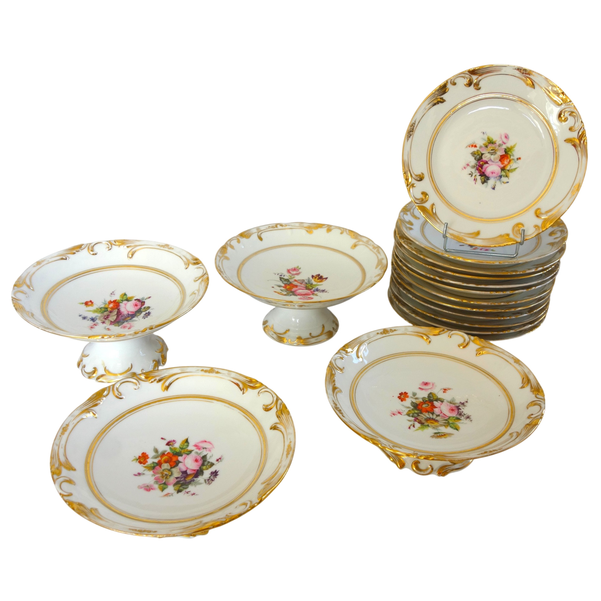 Service à dessert : 12 assiettes et 4 plats en porcelaine de Paris à décor fleuri - vers 1840