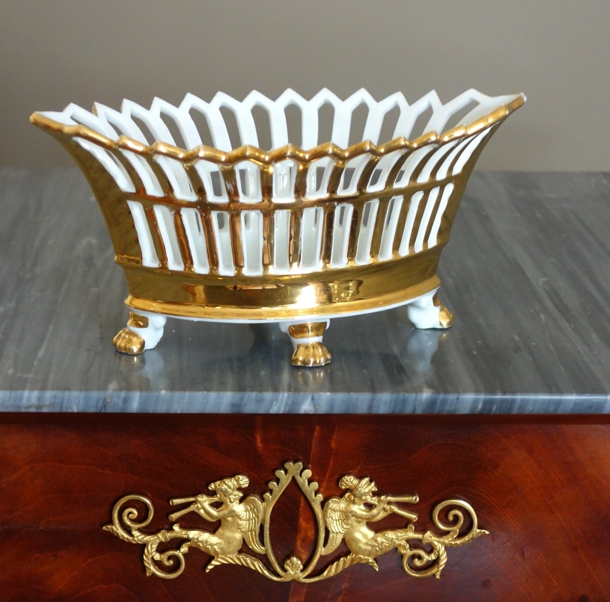 Détail — Coupe ajourée de forme navette, porcelaine de Paris dorée à l'or, époque Empire / Restauration