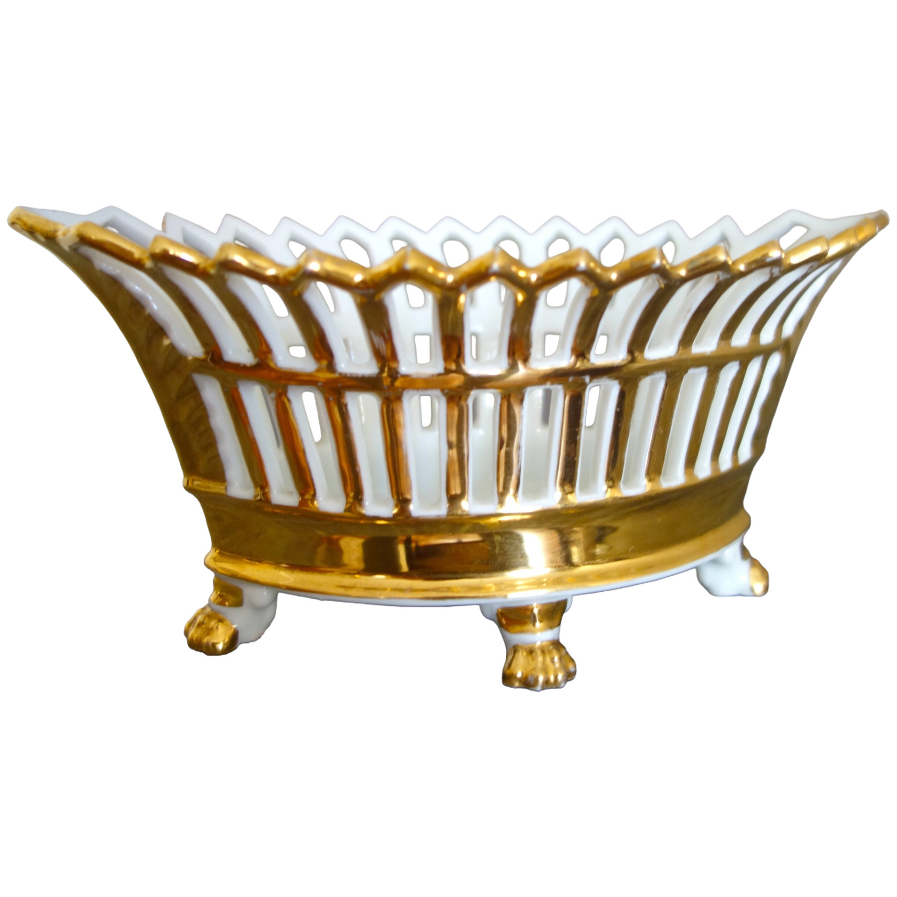 Coupe ajourée de forme navette, porcelaine de Paris dorée à l'or, époque Empire / Restauration